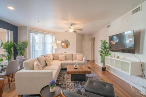 Tempe Apartment | Luxurious 3BD - Gym, W-D, Parking - Sleeps 8