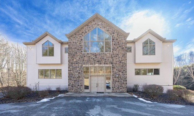 Chadds Ford House | Luxurious 5-bedroom 5.5 bath house with AC, WiFi in charming Chadds Ford