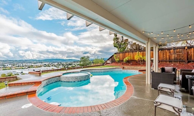 City of Industry House | Luxurious 5B4B Home with Pool and View