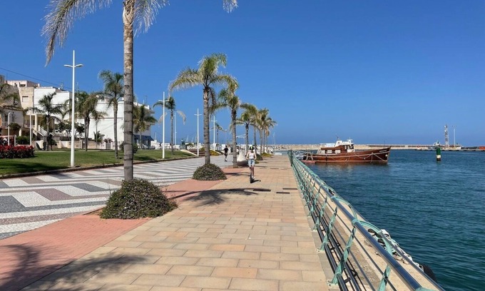 Gandia Villa | Luxurious 6 bed Villa: A/C, 3 bathrooms, office, private Pool & many Sun Decks