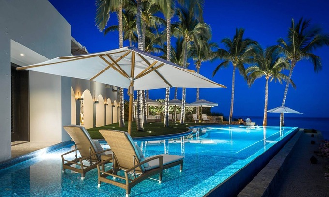 Buzzards Villa | Luxurious 7 BR Beachfront Casa Oliver w/WiFi, Pool, Home Theatre, Gym + More!