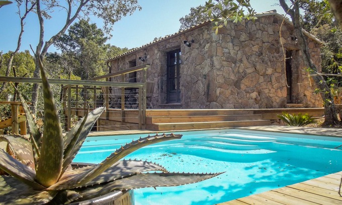 Lecci House | LUXURIOUS BERGERIE * in stone. Private, heated swimming pool. Quiet and mountain views.