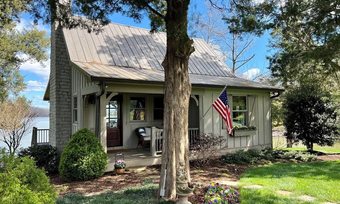 Louisville Cottage | Luxurious Cottage on a Private Island on the Tennessee River