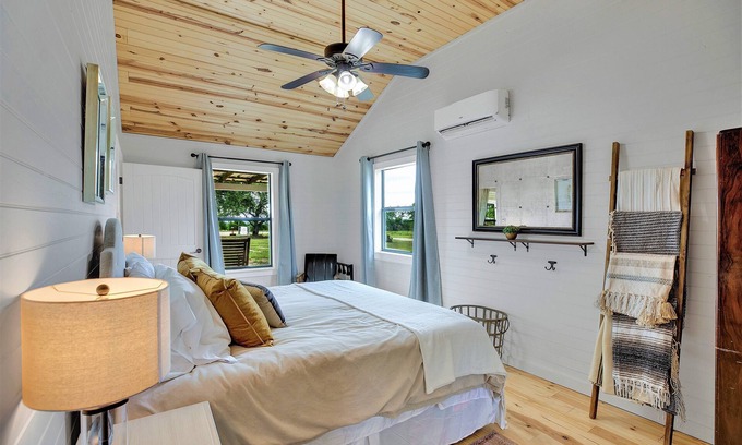 Fredericksburg Cottage | Luxurious Cottage on 3-acre's in Fred Wine Country