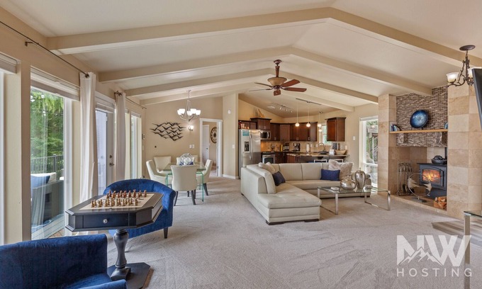 Coeur d'Alene House | Luxurious Echo Bay Retreat—Hot Tub, Fire Pit, Ping Pong, Chess, Bikes & Stunning Views Await!