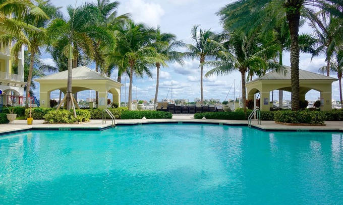 East Ocean Ave Condo | Luxurious, family-friendly 3BR condo on the water