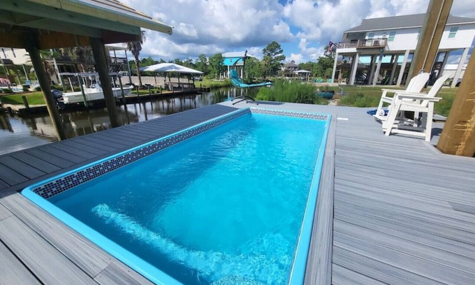 Shoreline Park House | Luxurious Five Bedroom With Pool