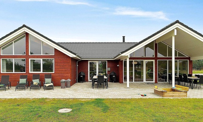 Grenaa House | Luxurious Holiday Home in Grenå with Whirlpool