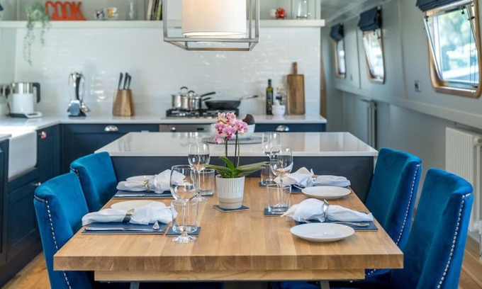 Limehouse Boat Rental | Luxurious houseboat near Canary Wharf in London