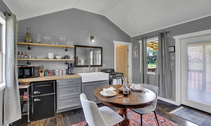 Fredericksburg Cottage | Luxurious & Intimate Cottage in Fred Wine Country!