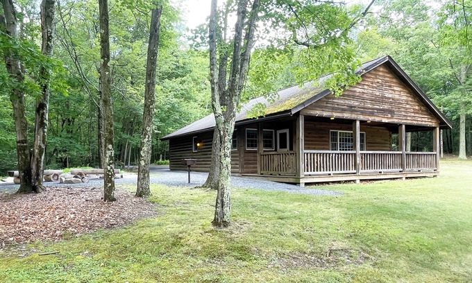 Reeders Cabin | Luxurious Lake View Log Cabin with Firepit in the Poconos
