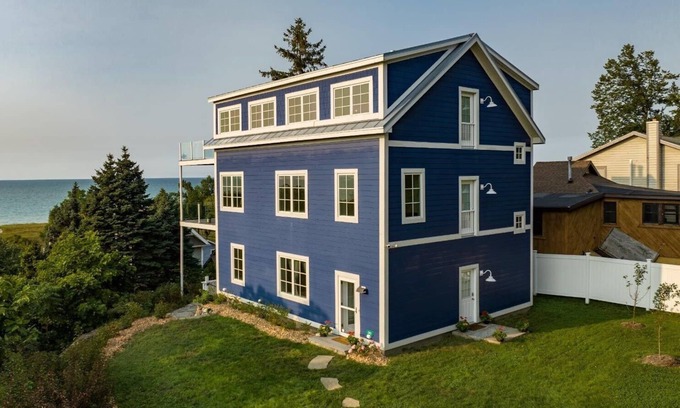 Michigan City House | Luxurious Lakefront/Spectacular Views/6+ BR-5BA/Paddleboards/Gameroom