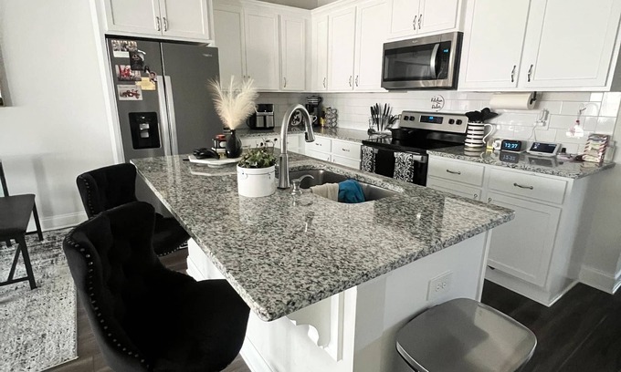 Grovetown House | LUXURIOUS MASTER'S WEEK 2br townhome, 20 mins away WiFi, Washer/Dryer, Sleeps 6.