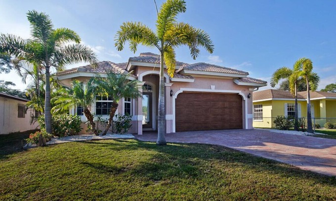 Naples Park Villa | Luxurious Naples Florida Villa! Close to Vanderbilt Beach! ☀️🌴🌅 🌴