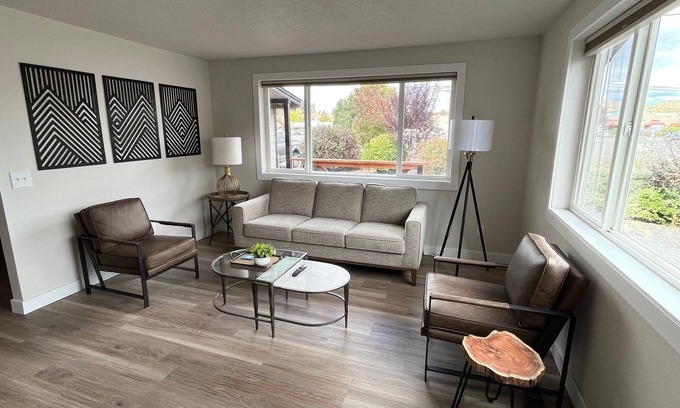 Prineville House | Luxurious Retreat: 3-Bedroom with Modern Amenities in Prineville, Oregon
