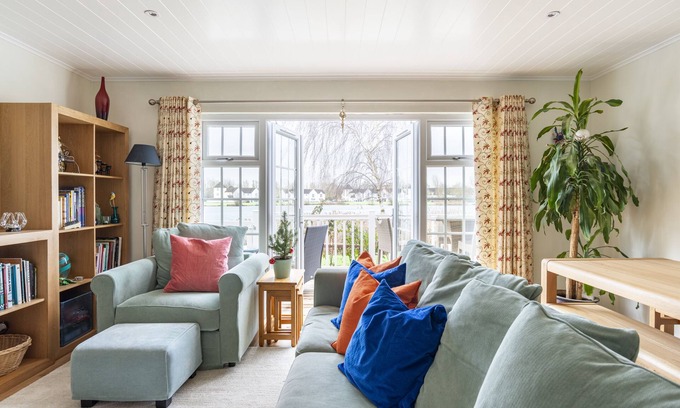 South Cerney Cabin | Luxurious South-Facing Lakeside Lodge