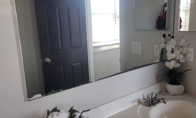 Summit Station House | Luxurious, Spacious, 6-bedroom house with WiFi and AC in charming Columbus