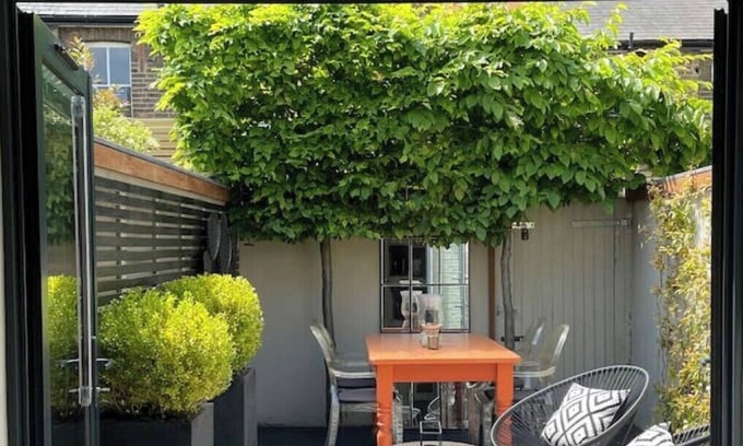 South Richmond House | Luxurious & stylish cottage in central Richmond. 10 mins to river, park, train.