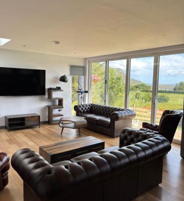 Portree Apartment | Luxurious, Unique & Elegant Cottage with Hot Tub