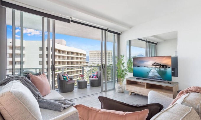 Cairns Central Business District Apartment | Luxury 1BR Apartment @ Harbour Lights Cairns