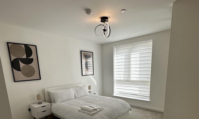 Thames Apartment | Luxury 2-bed Apartment in Barking