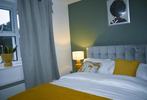 Dartford Apartment | Luxury 2 bed House with 3 beds,3 Free Parking lot in Dartford Near Town Centre, Adjacent Bus Stop, Train Station, Bluewater Mall, 25mins to London City Airport,Close to Central London