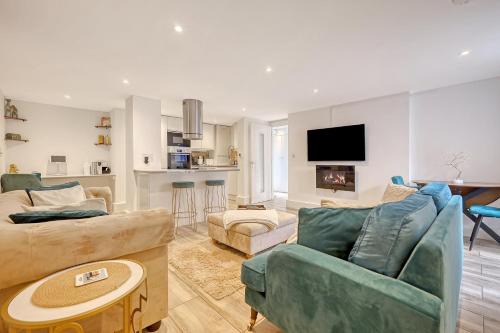 Snaresbrook Apartment | Luxury 2 Bedroom Apartment with Private Terrace & Parking - Wanstead, Escape London in London