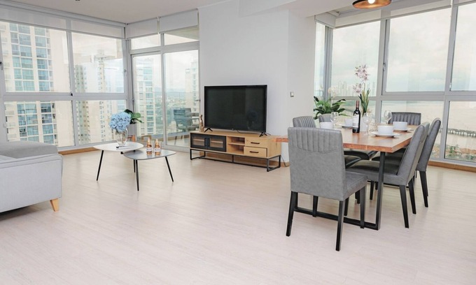 Tumba Vieja Apartment | Luxury 2BR Oceanview, parking and balcony