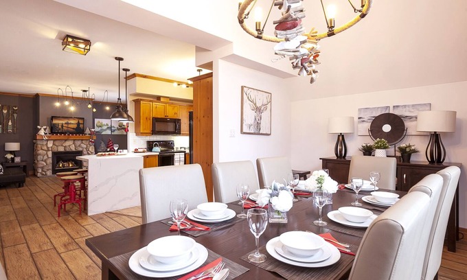 The Blue Mountains Ski Chalet | Luxury 3 Bedroom Blue Chalet. Entire House. 2 minute drive from the village