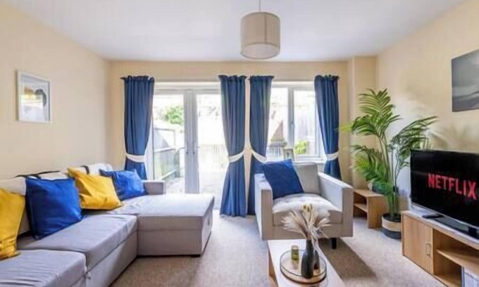 Cribbs Causeway House | Luxury 3 Bed house, sleeps 8 people, with parking!