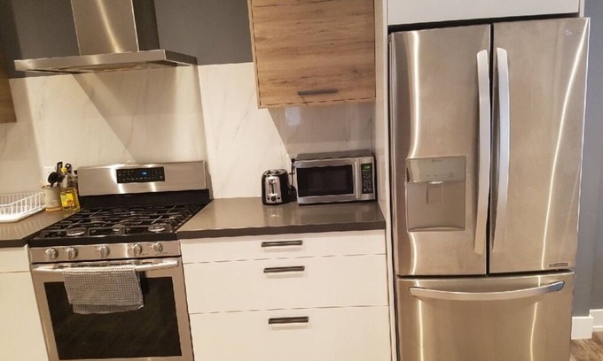 Oakwood Village Apartment | Luxury 3 Bedroom Apartment Downtown Toronto!