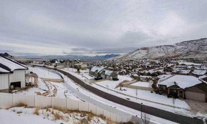 Herriman House | Luxury 3000 sf custom home with deck & hottub, large master suite and gym.