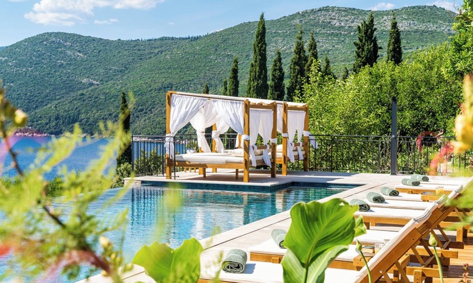 Molunat Villa | Luxury 4 BD 4BT villa for 8 guests with infinity pool and private beach