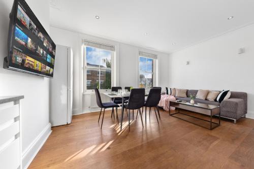 Elephant and Castle Apartment | Luxury 4 Bedroom Flat with Stunning Shard View from Terrace in Central London! Next to station, Sleeps 9