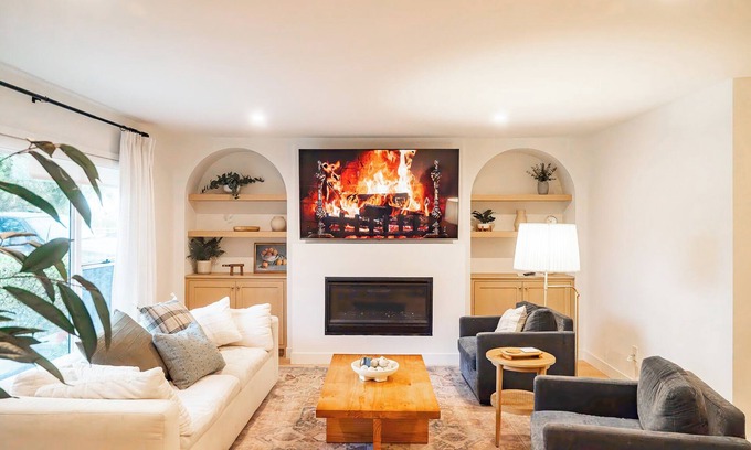 Southeast Anaheim House | Luxury 4-bedroom house near Disney with Pool, Wifi & AC