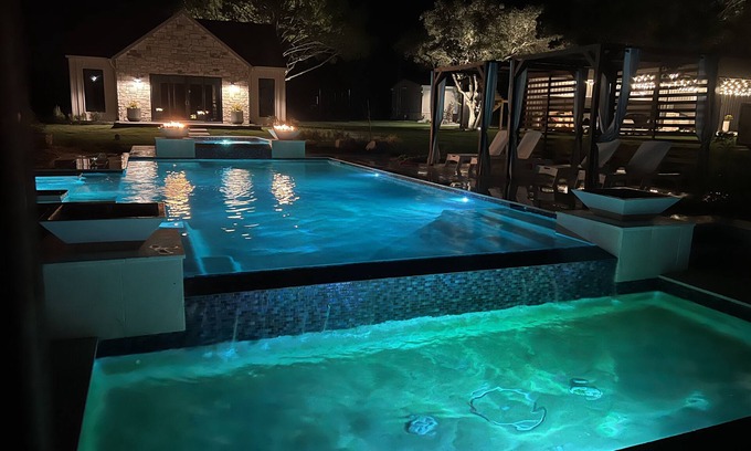 Burton Bed & Breakfast | Luxury 4 BR Stay on stunning farm near Round Top