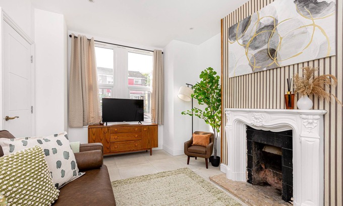 Southfields House | Luxury 4BR 3-Storey Terraced House in Wadsworth
