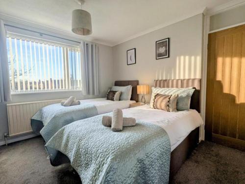 Balderton House | Luxury 4BR Retreat, Garden, Parking, Modern Comfort