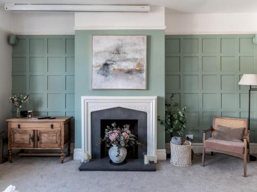 Eltham House | Luxury 5-Bed Home w Cinema Games Room Garden Pass the Keys