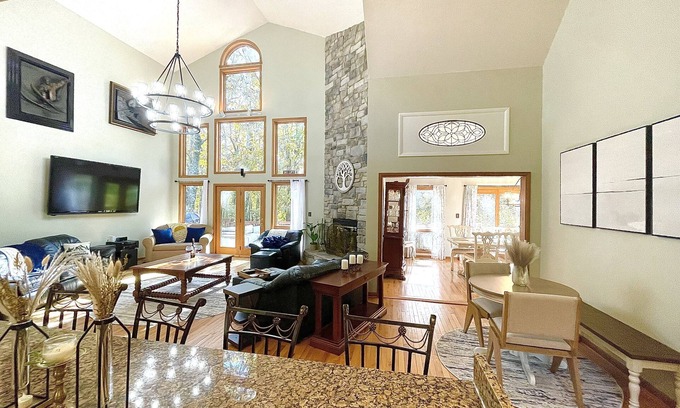 Chestnut Springs House | Luxury 5Bd 4Ba Sleeps 16+ Hot-tub/Dog Friendly