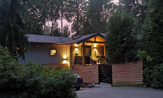 West Vancouver Cottage | Luxury 5BR West Van: Pool, Sauna, Hot Tub, Ocean View, Near Beach & Downtown!