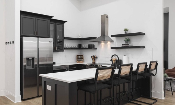 Cleveland Park House | Luxury 6 Bed 3 Bedroom Walk to Restaurants +Coffee