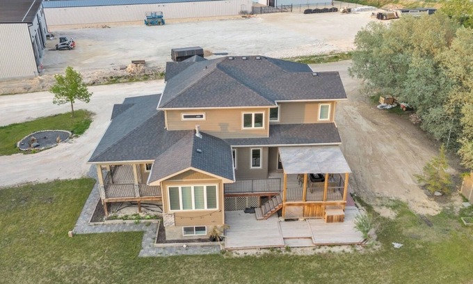 West St. Paul House | Luxury 6-bedroom house with Long driveway in West Saint Paul