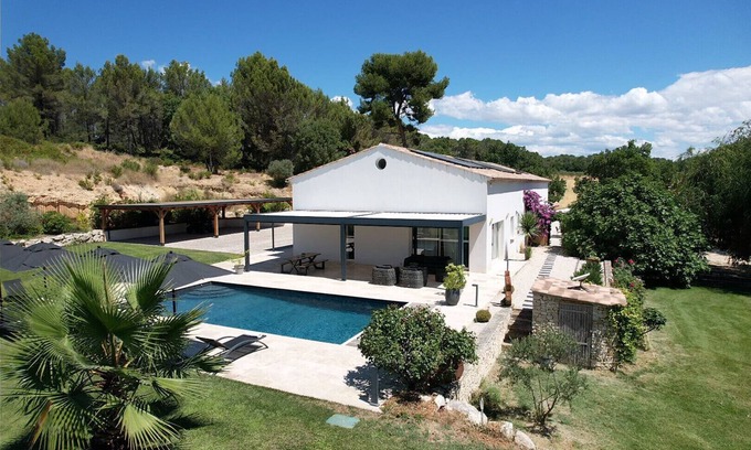Saint-Cannat Villa | Luxury air-conditioned villa pool views Aix-en-Provence