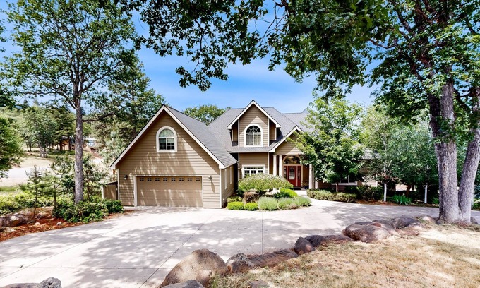 Klamath Falls House | Luxury and Adventure Await – The Perfect Klamath Falls Getaway