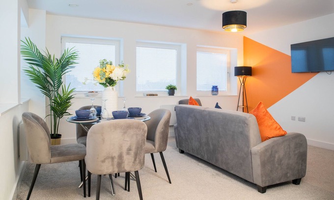 Waterloo Apartment | Luxury Apartment | FREE PARKING | Sleeps 5