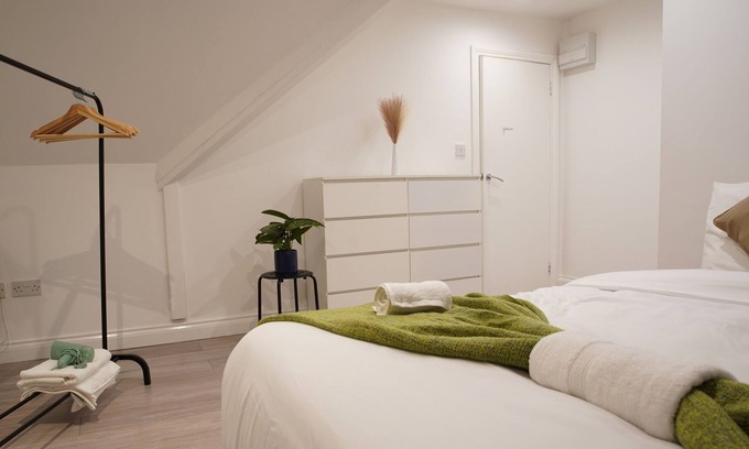 Croham Apartment | Luxury Apartment - free parking & superfast wifi