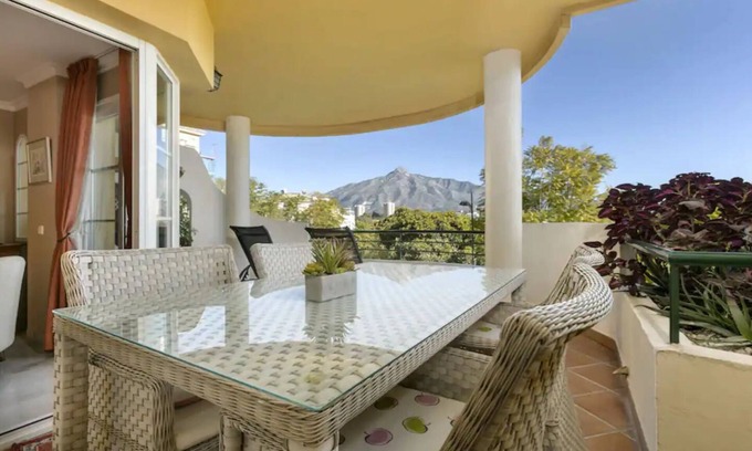Nueva Andalucia Apartment | Luxury Apartment in Superb Location - with WiFi and Satellite TV