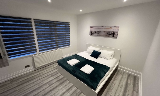 Thamesfield Apartment | Luxury Apartment in Wandsworth on top floor with skyline views!