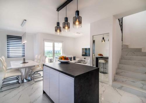 Klanfari Apartment | Luxury Apartment Queens on two floors with a panoramic sea view